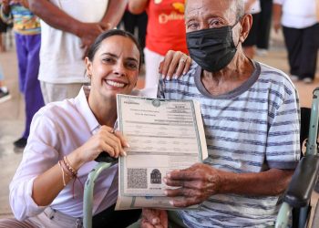Adultos mayores reciben por primera vez su acta de nacimiento en Cancún mediante un programa de registro extemporáneo.