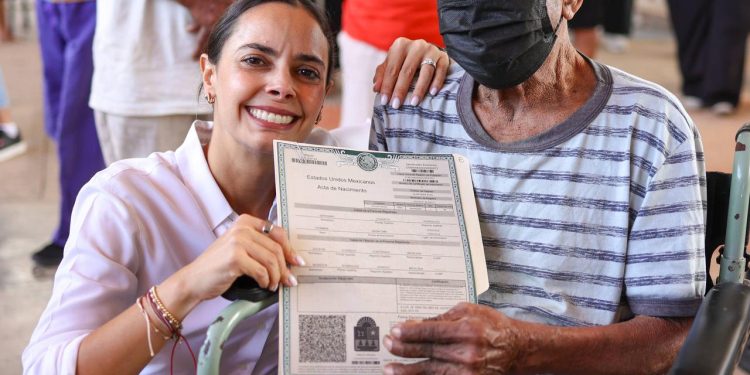 Adultos mayores reciben por primera vez su acta de nacimiento en Cancún mediante un programa de registro extemporáneo.