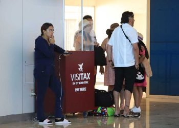 Cobro del Visitax en aeropuertos de Quintana Roo para turistas extranjeros.