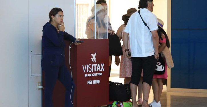 Cobro del Visitax en aeropuertos de Quintana Roo para turistas extranjeros.