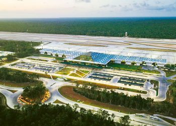 Avión comercial en el Aeropuerto Internacional de Tulum durante la temporada de verano.