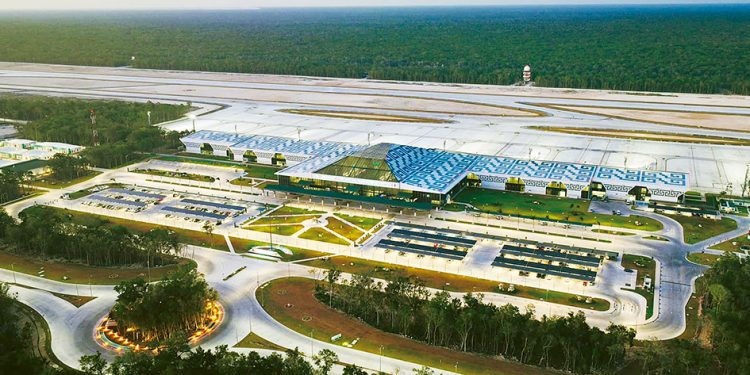 Avión comercial en el Aeropuerto Internacional de Tulum durante la temporada de verano.