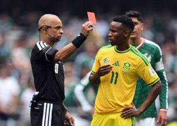 Themba Zwane recibe la tarjeta roja durante el partido México contra Sudáfrica del Mundial 2026