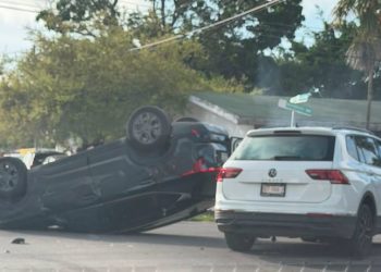 Camioneta volcada tras un choque con otro vehículo en una vialidad de Chetumal.