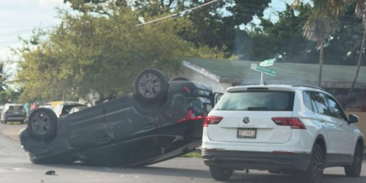 Camioneta volcada tras un choque con otro vehículo en una vialidad de Chetumal.