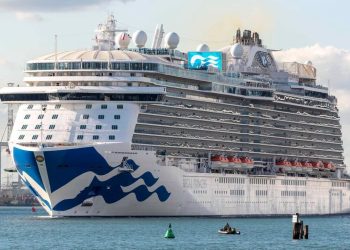 Crucero Regal Princess navegando frente a las costas de Cancún.