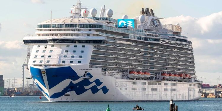 Crucero Regal Princess navegando frente a las costas de Cancún.
