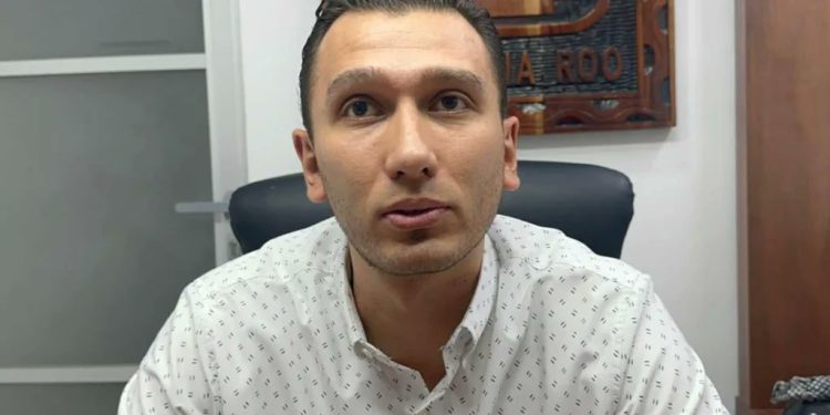 Renuncia tesorero de Tulum tras su detención en el Aeropuerto Internacional de Cancún.