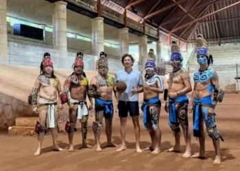 Memo Ochoa practica el juego de pelota maya durante sus vacaciones en Xcaret.