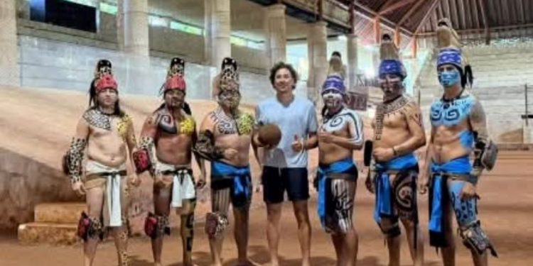 Memo Ochoa practica el juego de pelota maya durante sus vacaciones en Xcaret.