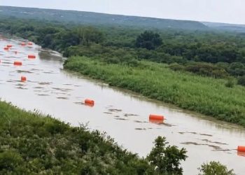 Boyas arrastradas en el rio Bravo