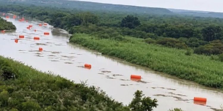 Boyas arrastradas en el rio Bravo