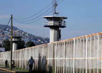 Exterior del Centro Femenil de Reinserción Social Santa Martha Acatitla, donde la CDHCM investiga la muerte de seis internas.