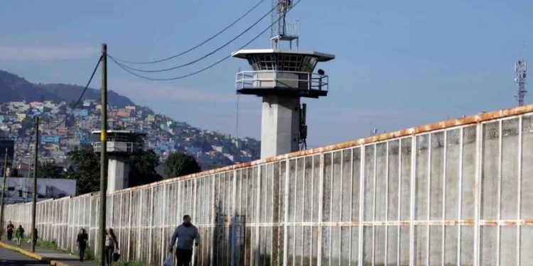 Exterior del Centro Femenil de Reinserción Social Santa Martha Acatitla, donde la CDHCM investiga la muerte de seis internas.