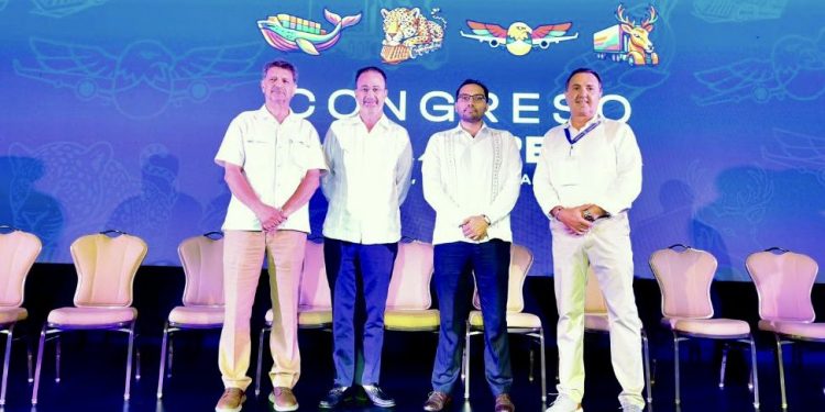 Personal de la Aduana del Aeropuerto Internacional de Cancún inspecciona paquetes durante un operativo de revisión.
