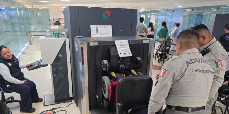 Guardia Nacional asegura 12 kilos de cocaína ocultos en una silla de ruedas en el Aeropuerto Internacional de Cancún.