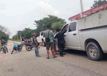 Habitantes retienen a trabajadores de CFE en Bacalar para exigir el restablecimiento del servicio eléctrico.