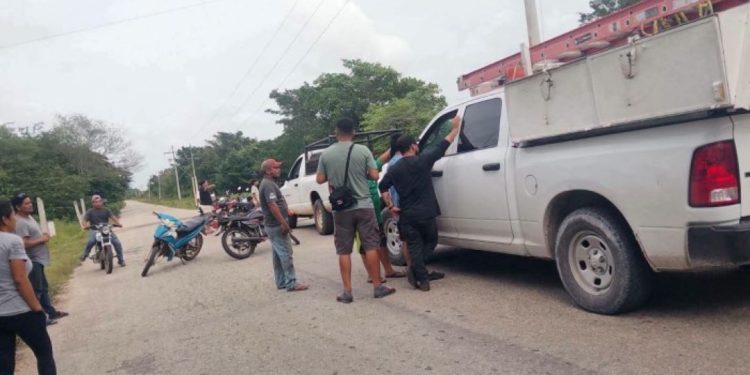 Habitantes retienen a trabajadores de CFE en Bacalar para exigir el restablecimiento del servicio eléctrico.