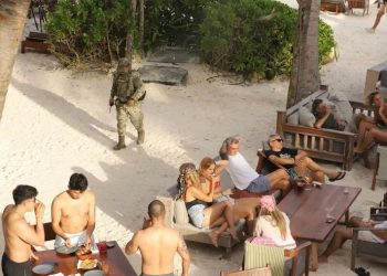 Patrulla de la Policía Municipal de Tulum durante un operativo de vigilancia.