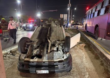 Vehículo volcado tras un accidente de tránsito en la avenida Kabah de Cancún.