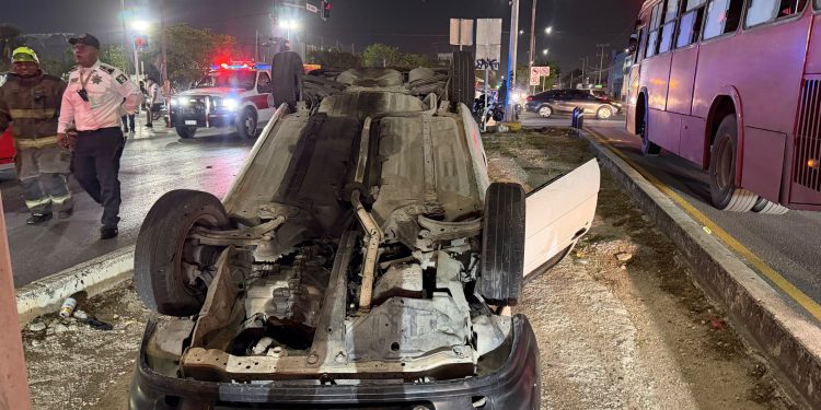 Vehículo volcado tras un accidente de tránsito en la avenida Kabah de Cancún.