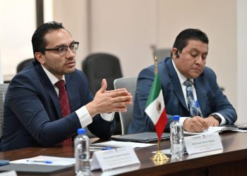 Personal de la ANAM durante un operativo de aseguramiento de hidrocarburo ilegal en una aduana mexicana.