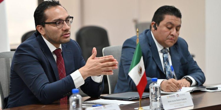 Personal de la ANAM durante un operativo de aseguramiento de hidrocarburo ilegal en una aduana mexicana.