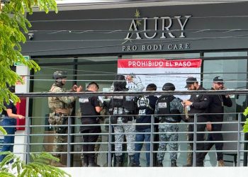 Autoridades realizan un cateo en Aury Pro Body Care, ubicado sobre la avenida 135 de Cancún