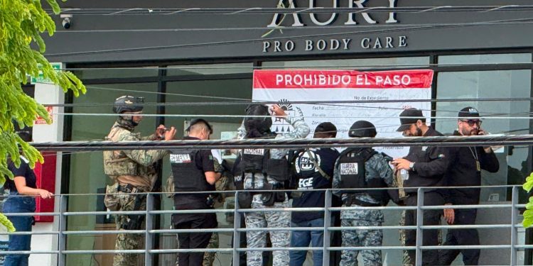 Autoridades realizan un cateo en Aury Pro Body Care, ubicado sobre la avenida 135 de Cancún