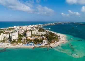 Establecimiento clausurado en Isla Mujeres tras denuncias de presuntos cobros irregulares.