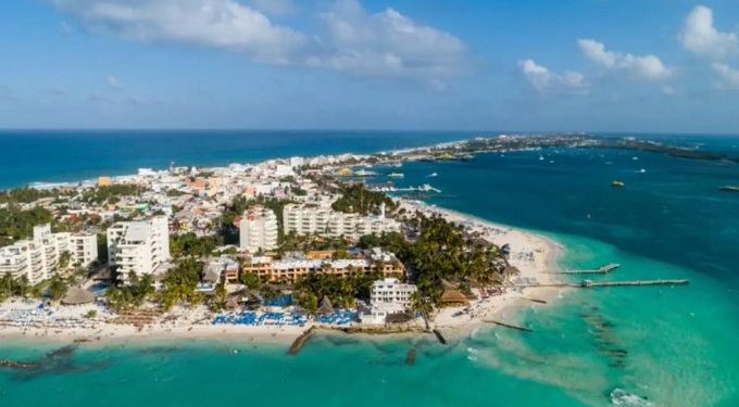 Establecimiento clausurado en Isla Mujeres tras denuncias de presuntos cobros irregulares.