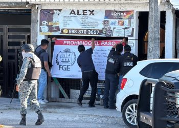 Autoridades realizan el cateo de un inmueble durante un operativo en Cancún.