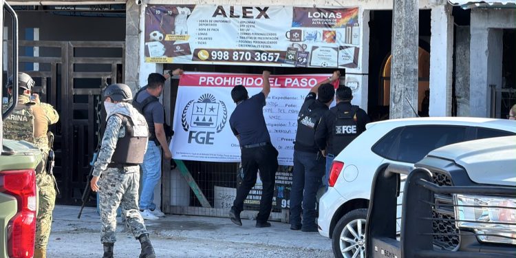 Autoridades realizan el cateo de un inmueble durante un operativo en Cancún.