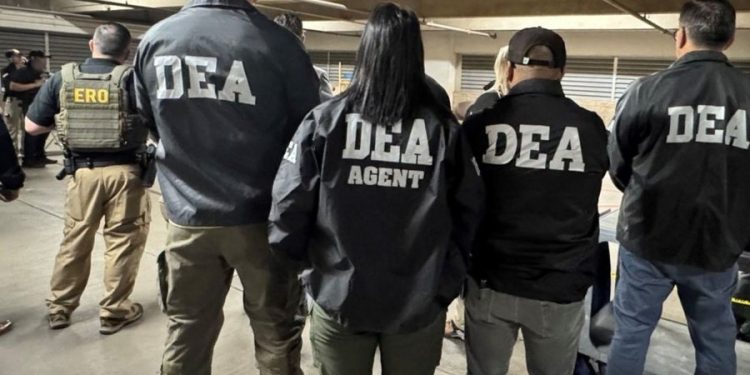 Terrance Cole, director de la DEA, durante su participación en la Cumbre por una América Libre de Fentanilo.