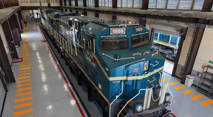 Primeras locomotoras del Tren Maya de Carga llegan a Quintana Roo para fortalecer el transporte ferroviario de mercancías.