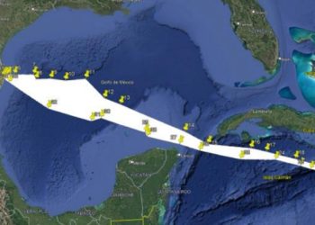 Embarcaciones navegando en el Caribe Mexicano durante el aviso náutico emitido por el lanzamiento de un cohete de SpaceX.