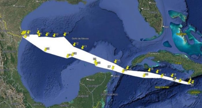 Embarcaciones navegando en el Caribe Mexicano durante el aviso náutico emitido por el lanzamiento de un cohete de SpaceX.