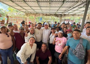 Rafa Marín durante una asamblea sobre la defensa de la soberanía nacional con habitantes de Tres Reyes en Quintana Roo.