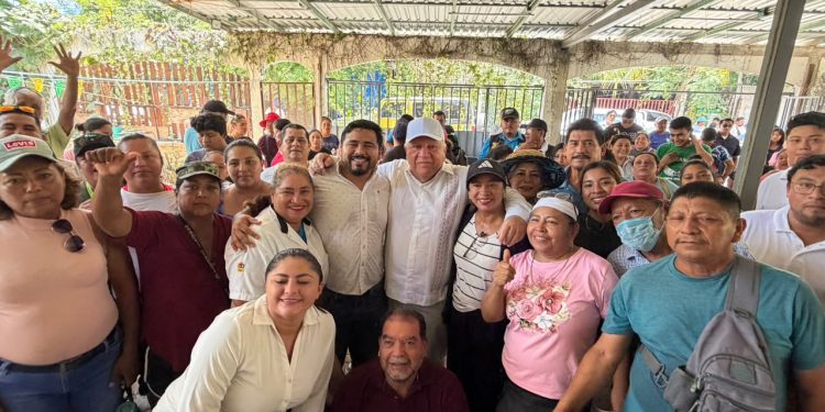 Rafa Marín durante una asamblea sobre la defensa de la soberanía nacional con habitantes de Tres Reyes en Quintana Roo.