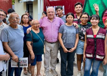Rafa Marín durante una asamblea informativa con vecinos de La Guadalupana, en Cancún.