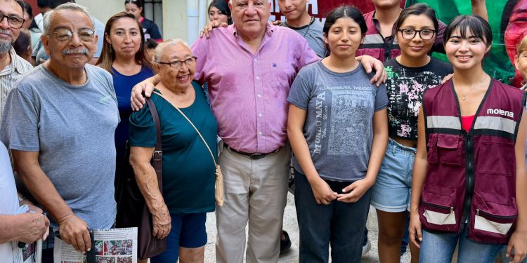 Rafa Marín durante una asamblea informativa con vecinos de La Guadalupana, en Cancún.