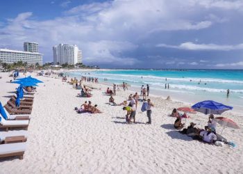 Turistas en Cancún y Riviera Maya, destinos relacionados con casos de ciclosporiasis investigados por Reino Unido