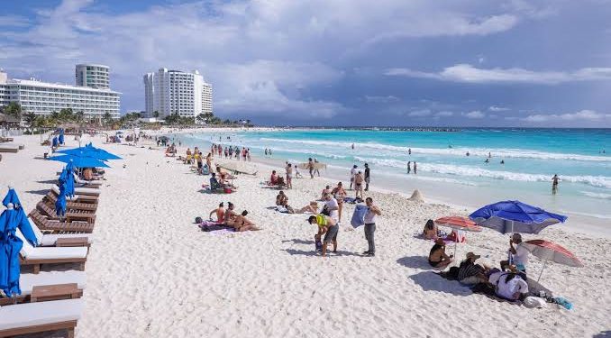 Turistas en Cancún y Riviera Maya, destinos relacionados con casos de ciclosporiasis investigados por Reino Unido