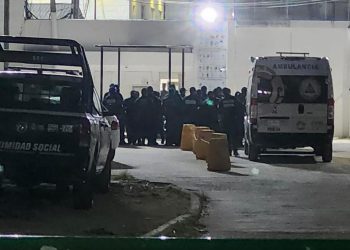 Fuerzas de seguridad participan en un operativo de madrugada en el Cereso de Cancún.