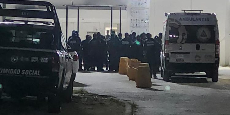 Fuerzas de seguridad participan en un operativo de madrugada en el Cereso de Cancún.