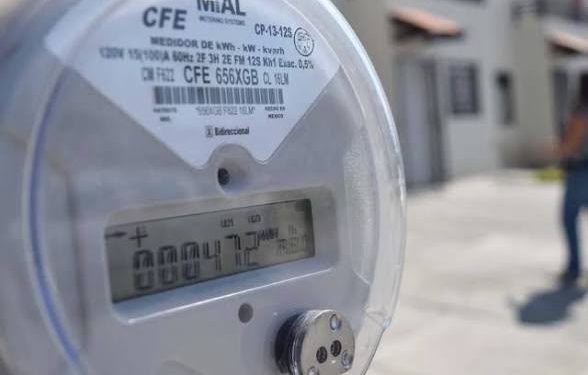 Colonias de Cancún y Playa del Carmen afectadas por apagones causados por sobrecargas eléctricas.