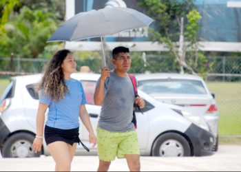 Habitantes de Quintana Roo se protegen del sol durante una ola de calor con sensación térmica superior a 40 grados.