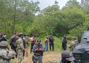 Elementos de la Fiscalía de Chiapas realizan diligencias tras el hallazgo de ocho personas ejecutadas en el municipio de El Bosque.