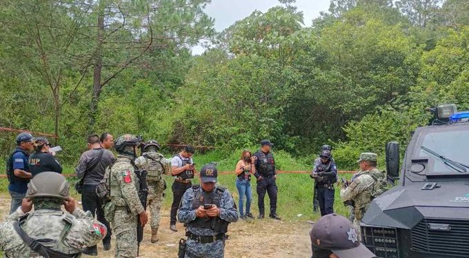 Elementos de la Fiscalía de Chiapas realizan diligencias tras el hallazgo de ocho personas ejecutadas en el municipio de El Bosque.