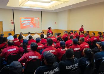 Bomberos de Quintana Roo participan en jornada regional de capacitación para fortalecer sus habilidades de respuesta ante emergencias.